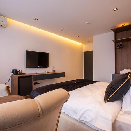 Plaza Boutique Hotel พริสตีนา ภายนอก รูปภาพ